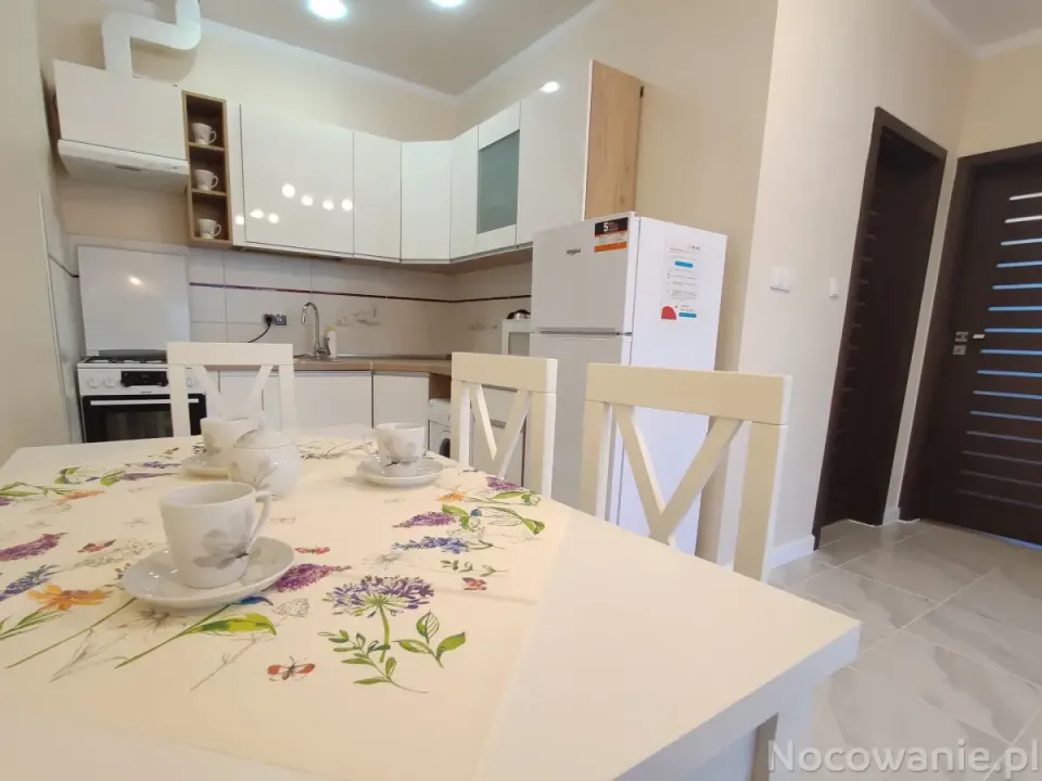 Home Apartament New - kuchnia stół